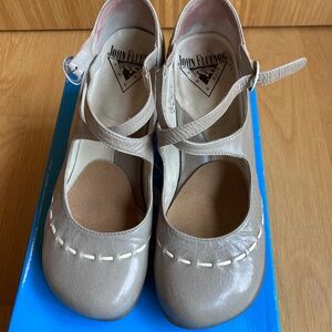 JOHN FLUEVOG OPERETTA MALIBRAN Criss-Crossed Silver Gray Mary Jane Heel 7